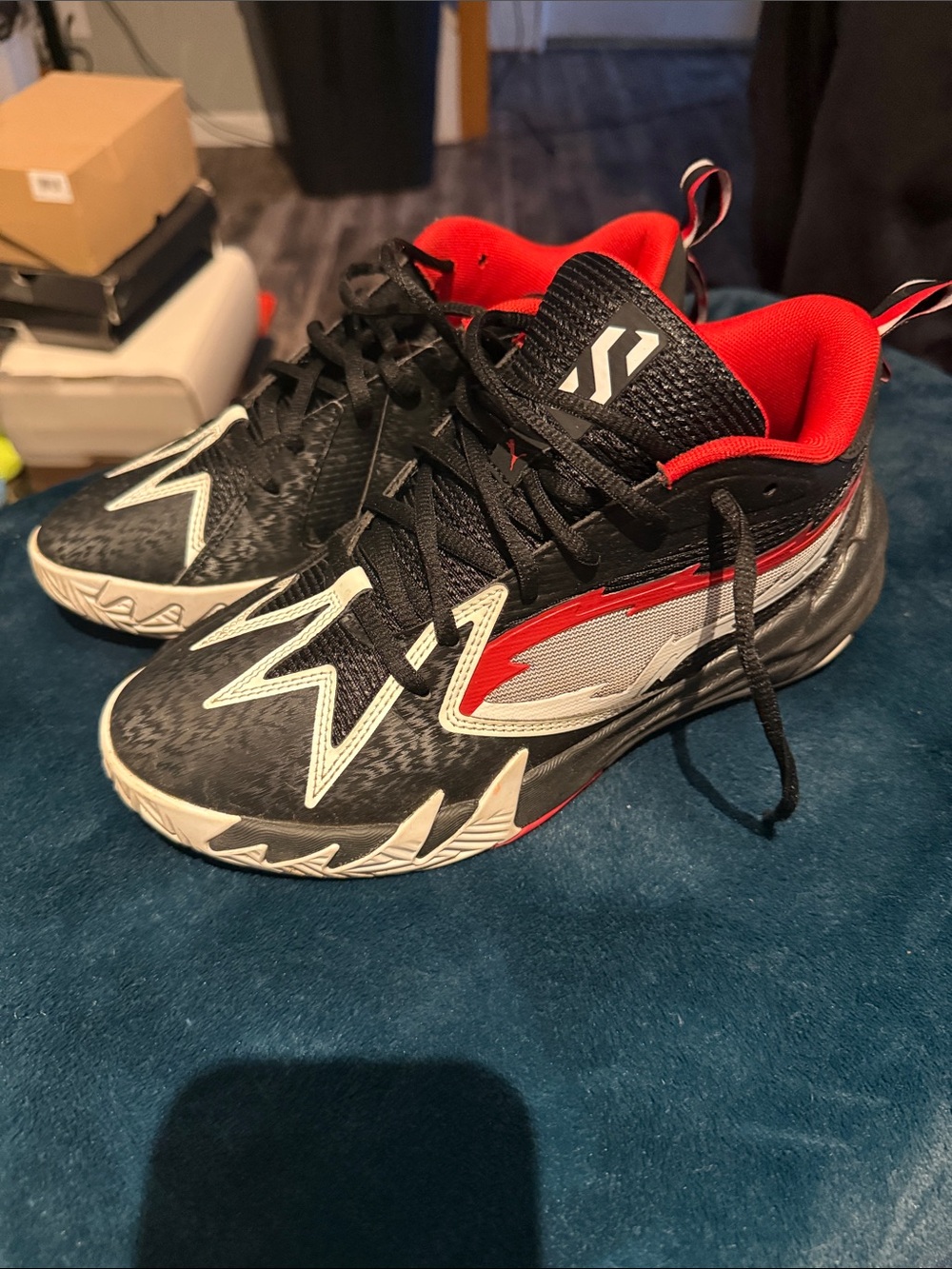 Scoot Zero Black, Red & White Boys' Basketball Sneakers